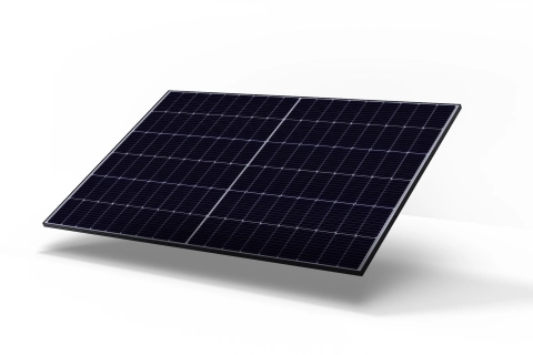 Ein Solarpanel vor weißem Hintergrund. Gut zu erkennen ist die Struktur der einzelnen Zellen des Moduls.
